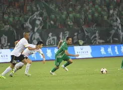 包含上海申鑫乐虎队面临保级压力，客场击败大连阿尔滨队的词条