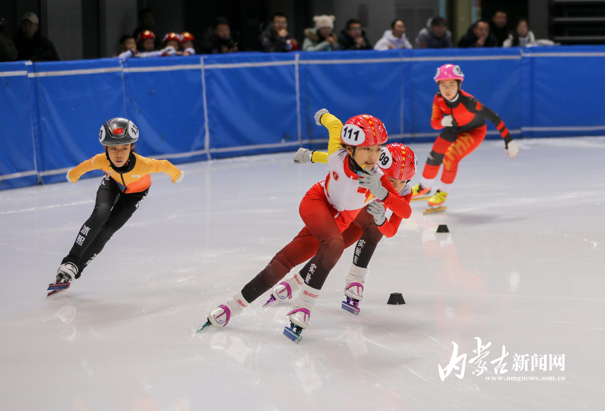 关于短道速滑选手成为全场焦点，轻松过关的信息
